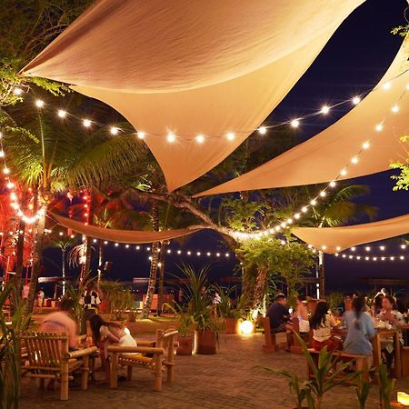 Potato Head Suites & Studios Seminyak Kültér fotó The restaurant at night