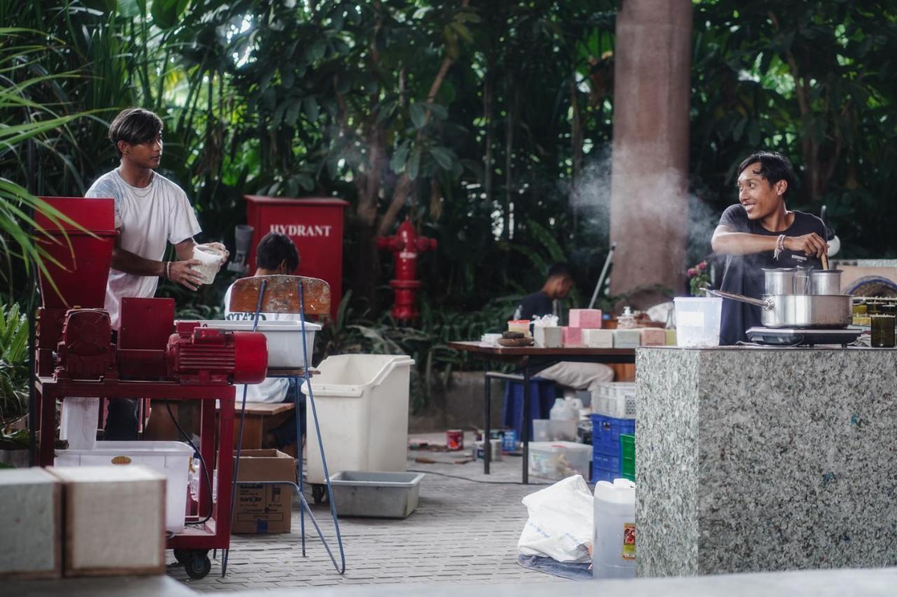 Potato Head Suites & Studios Seminyak Kültér fotó A street vendor in Jakarta, Indonesia