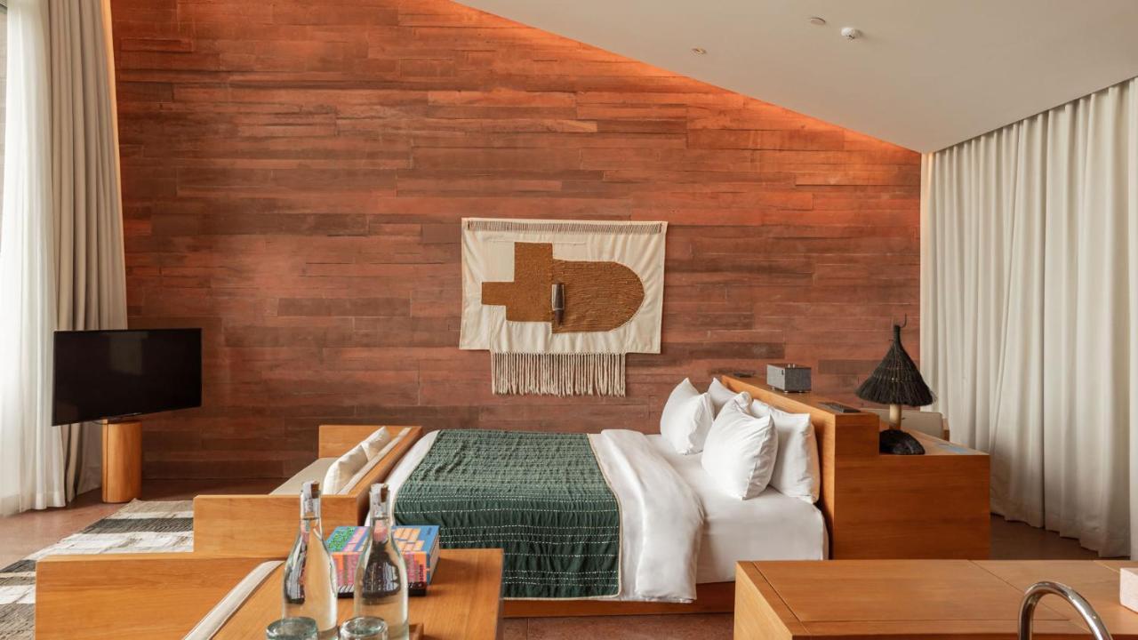Potato Head Suites & Studios Seminyak Kültér fotó A bedroom at the hotel