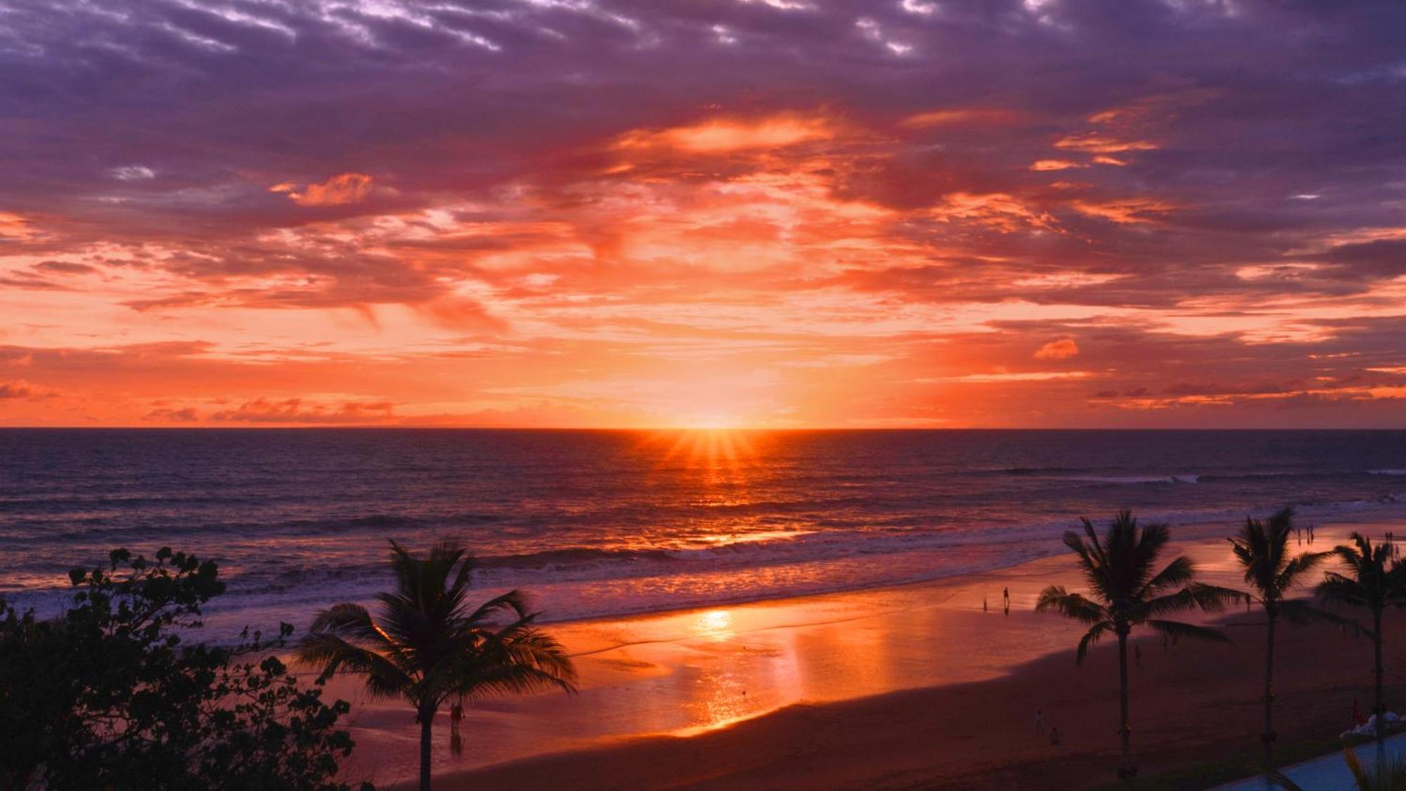 Potato Head Suites & Studios Seminyak Kültér fotó Sunset at the beach