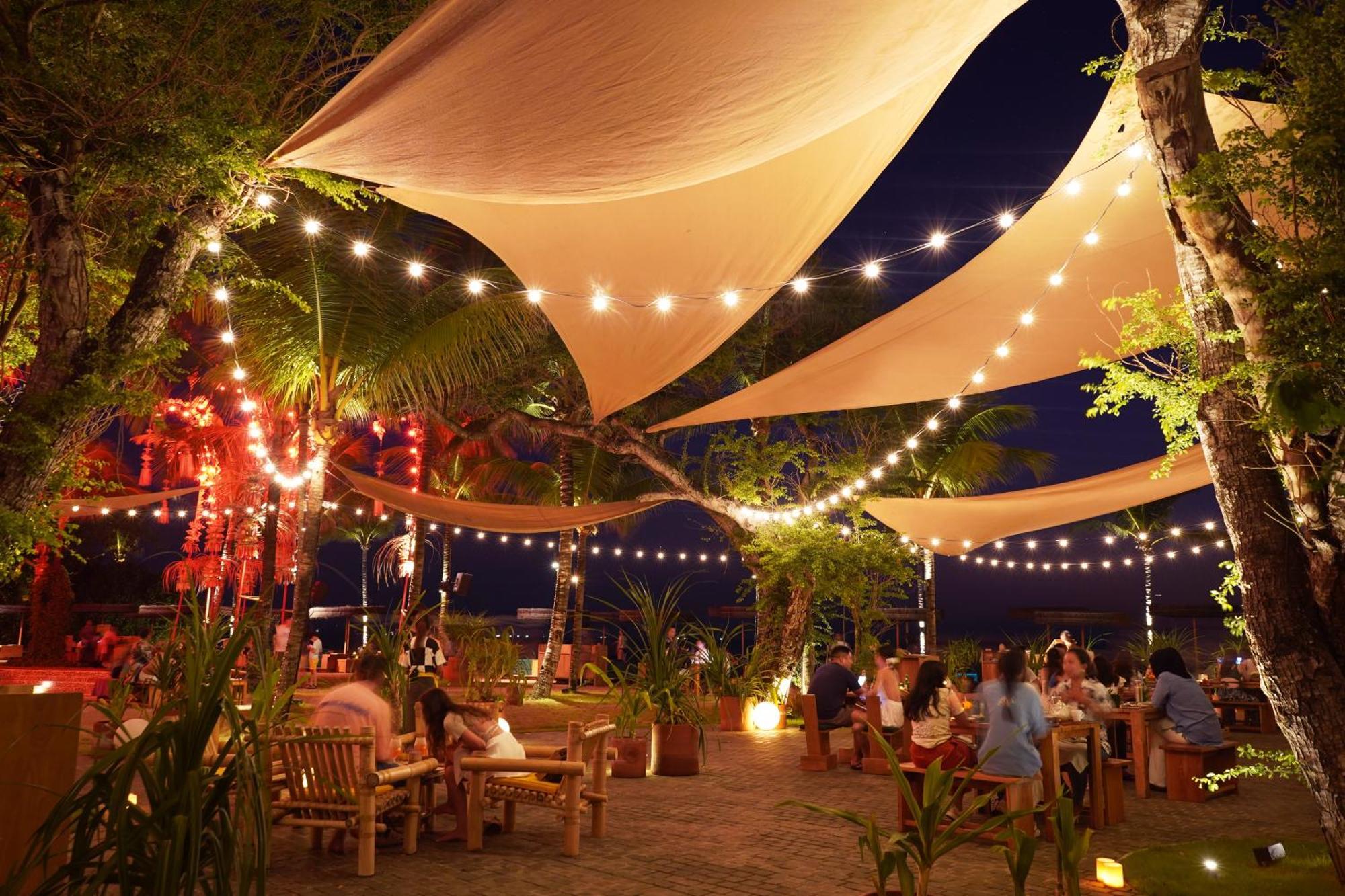 Potato Head Suites & Studios Seminyak Kültér fotó The restaurant at night