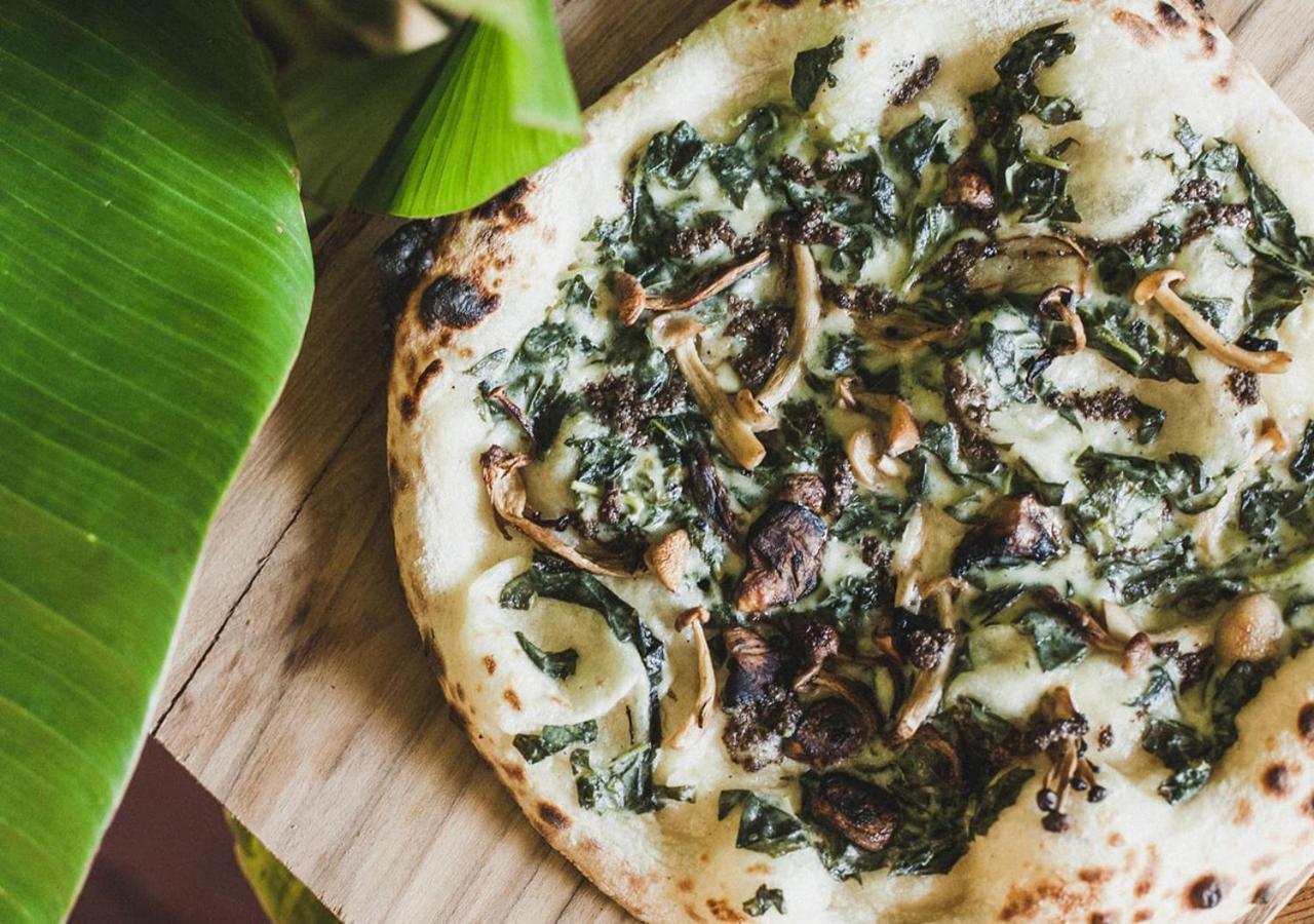 Potato Head Suites & Studios Seminyak Kültér fotó A spinach and mushroom pizza