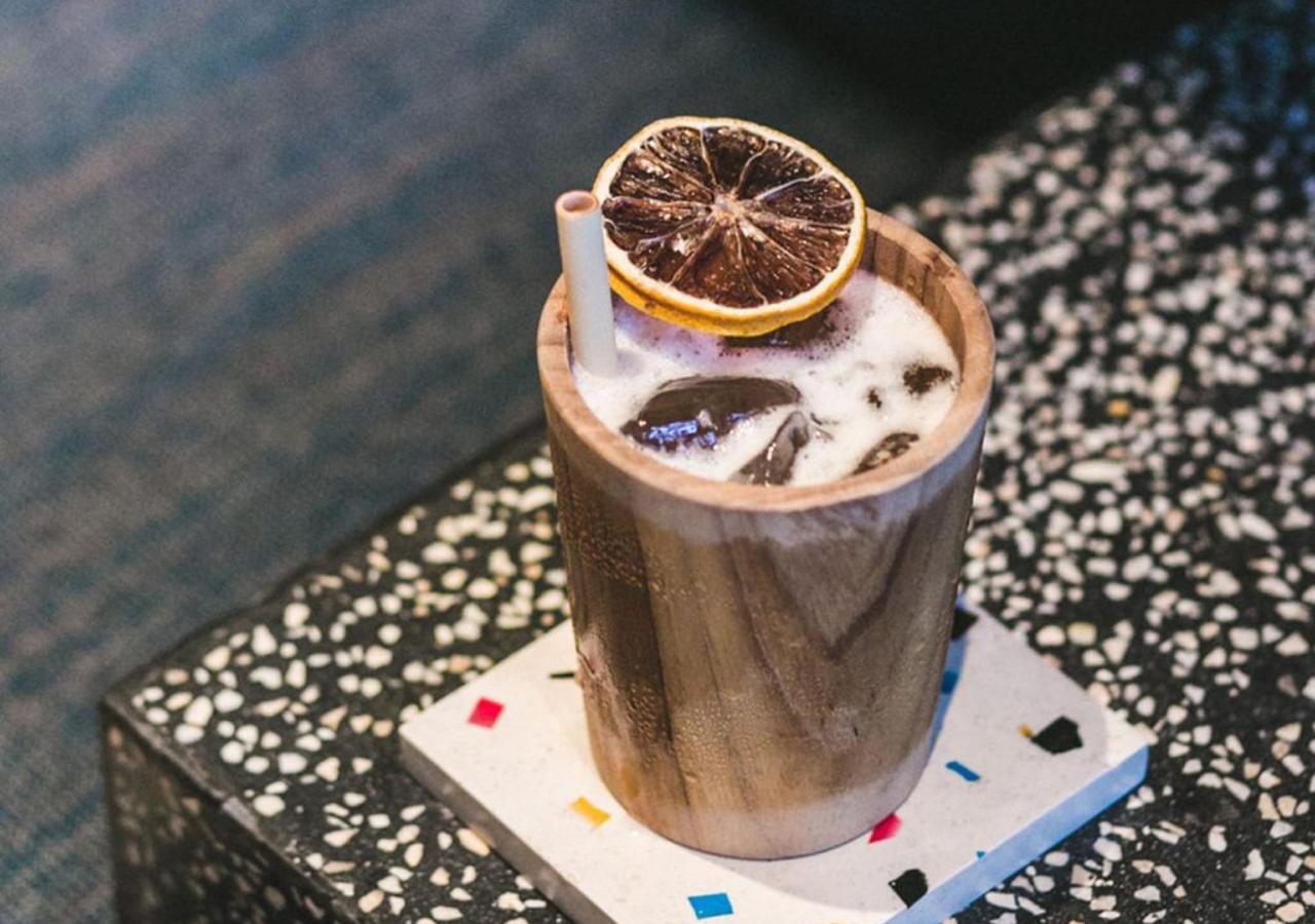 Potato Head Suites & Studios Seminyak Kültér fotó A cocktail served in a wooden glass