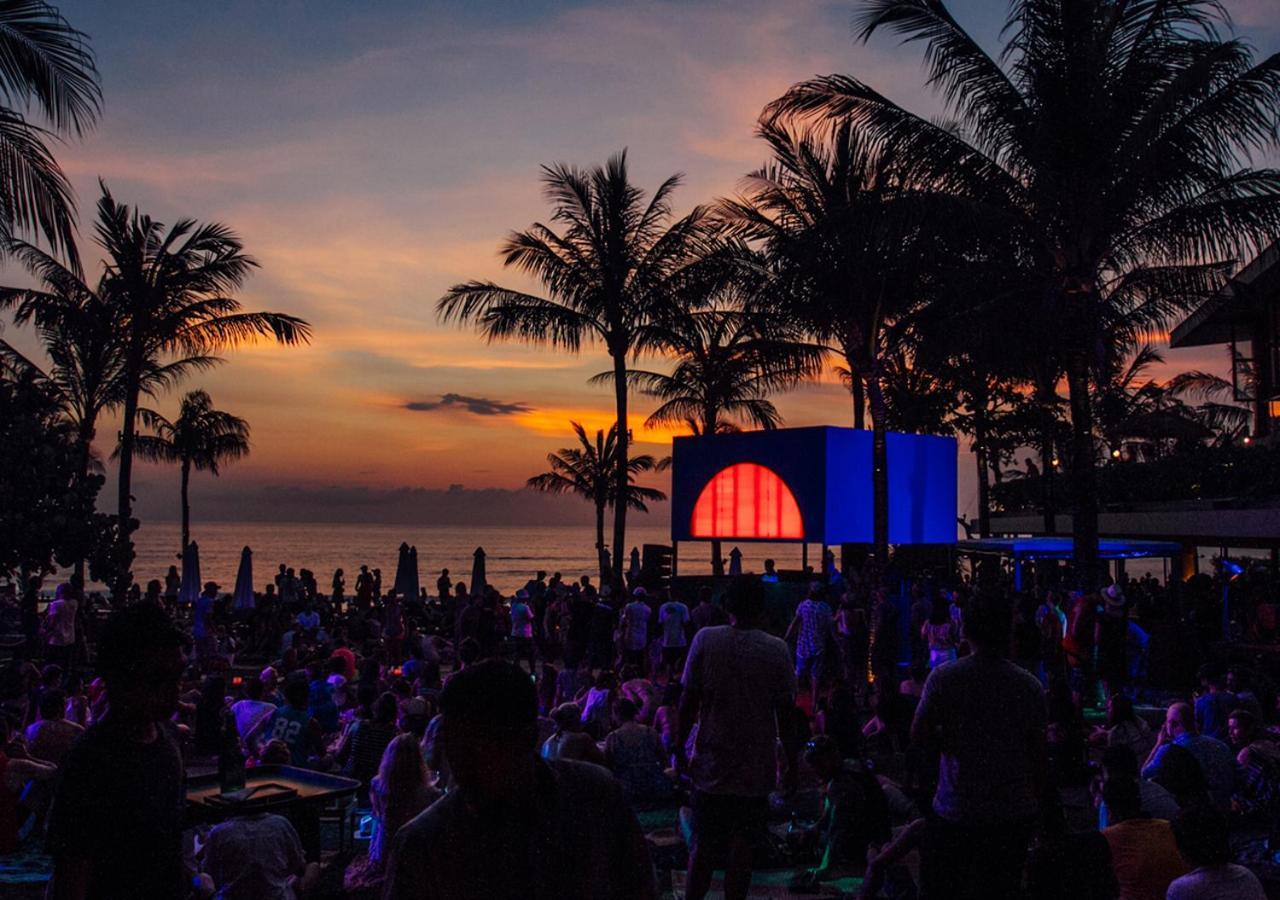 Potato Head Suites & Studios Seminyak Kültér fotó Sunset at the beach club